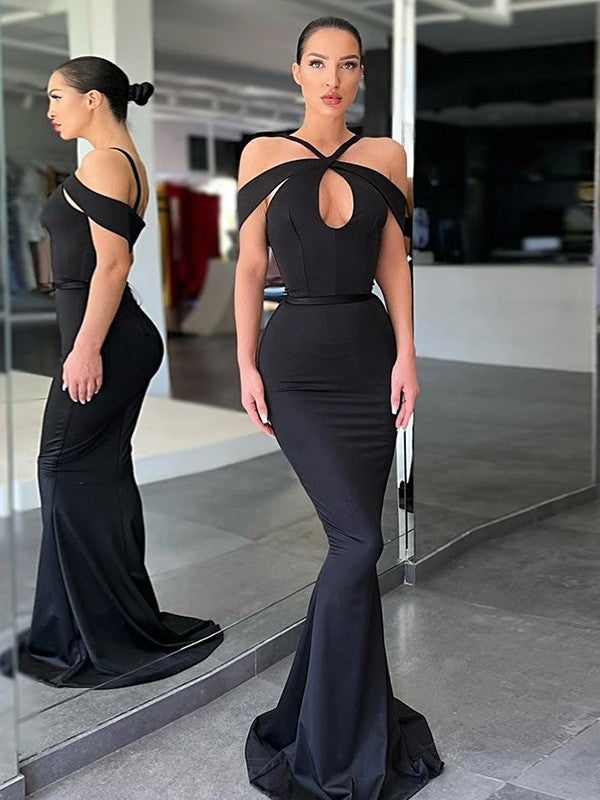 Vestidos de crepé elástico fruncido con hombros descubiertos, sin mangas y con cola larga